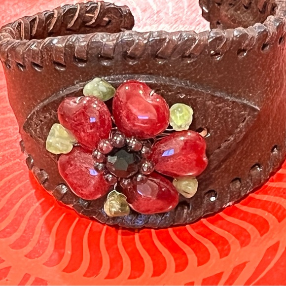 Leather cuff bracelet with bead design - Picture 3 of 5